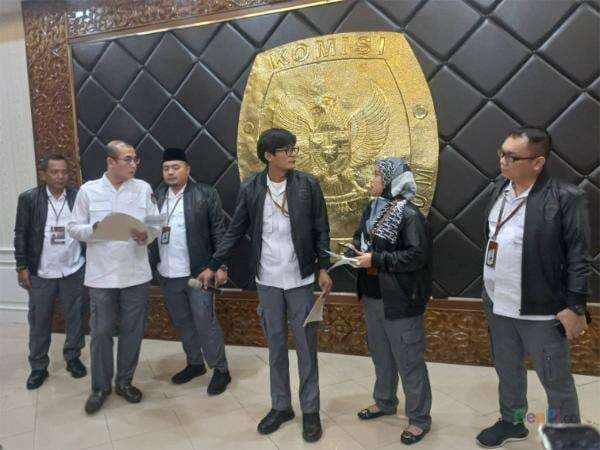 Jaket Kulit & Celana Kargo, Outfit Anggota KPU RI Gaul Banget! Jaket Kulit & Celana Kargo, Outfit Anggota KPU RI Gaul Banget!