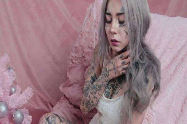 Bintang Film Porno Penuh Tato Tewas Ditikam Pacarnya, Mayatnya Ditemukan di dalam Kamar Mandi Bintang Film Porno Penuh Tato Tewas Ditikam Pacarnya, Mayatnya Ditemukan di dalam Kamar Mandi