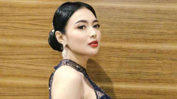 5 Potret Wika Salim Kenakan Gaun Transparan Pamer Bra Biru, Netizen: Aduhhhhhh Meleleh 5 Potret Wika Salim Kenakan Gaun Transparan Pamer Bra Biru, Netizen: Aduhhhhhh Meleleh