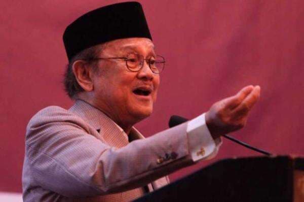 Mengapa BJ Habibie Dijuluki Mr Crack? Ini Penjelasannya Mengapa BJ Habibie Dijuluki Mr Crack? Ini Penjelasannya