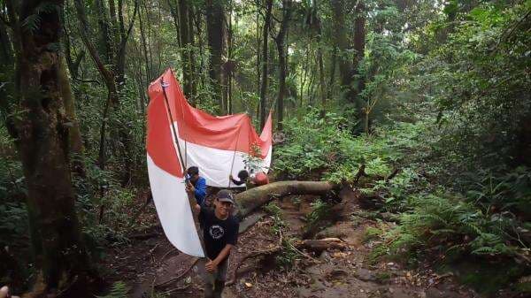 Luar Biasa! Warga dan Mahasiswa Kibarkan Bendera di Puncak Gunung Karang Pandeglang Luar Biasa! Warga dan Mahasiswa Kibarkan Bendera di Puncak Gunung Karang Pandeglang