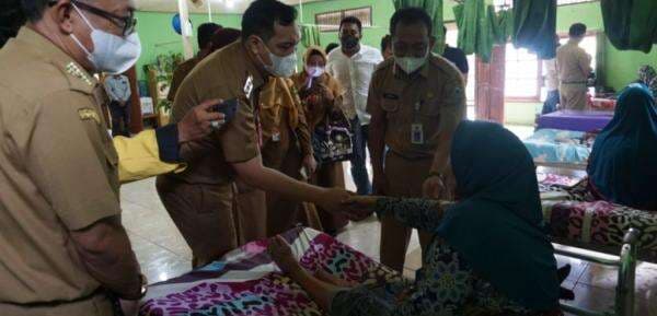 Peringati HUT Ke-77 RI, Wali Kota Banjarbaru Beri Bantuan Lansia di PPRSLU Peringati HUT Ke-77 RI, Wali Kota Banjarbaru Beri Bantuan Lansia di PPRSLU