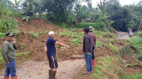 Hujan Deras Picu Tanah Longsor Tutup Akses Jalan Desa di Rongga KBB Hujan Deras Picu Tanah Longsor Tutup Akses Jalan Desa di Rongga KBB