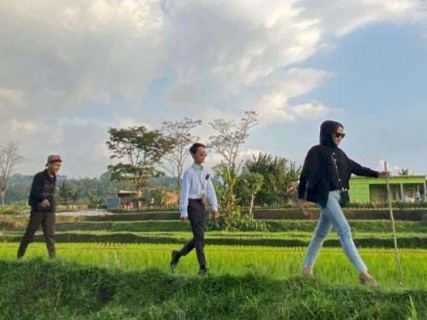Lomba Fashion Show di Pematang Sawah, Salah Langkah Auto Nyebur ke Lumpur Lomba Fashion Show di Pematang Sawah, Salah Langkah Auto Nyebur ke Lumpur