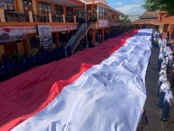 Bangga! Siswa di Ponorogo 'Jatuh Bangun' Jahit dan Bentangkan Bendera Raksasa 77 Meter Bangga! Siswa di Ponorogo 'Jatuh Bangun' Jahit dan Bentangkan Bendera Raksasa 77 Meter