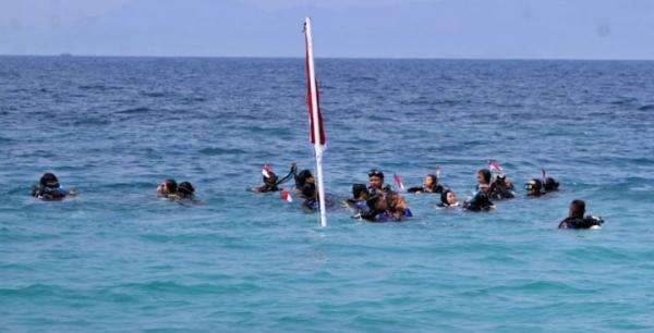 Persatuan Mahasiswa Dari 9 Universitas Kibarkan Bendera Merah Putih Ditengah Laut Polau Pahawang Persatuan Mahasiswa Dari 9 Universitas Kibarkan Bendera Merah Putih Ditengah Laut Polau Pahawang