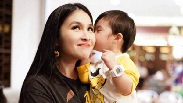 Sandra Dewi Asyik `Mandi Keringat` Peringati HUT Ke-77 RI, Netizen: Gobyos Aja Cantik