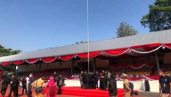Insiden Tak Terduga, Bendera Merah Putih Gagal Berkibar saat Upacara HUT RI ke-77 di Solo Insiden Tak Terduga, Bendera Merah Putih Gagal Berkibar saat Upacara HUT RI ke-77 di Solo