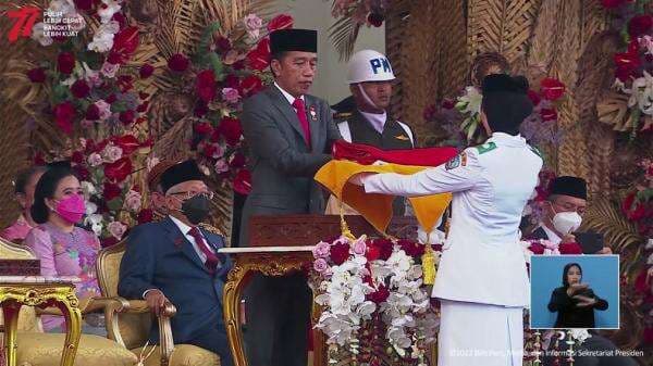Upacara Penurunan Bendera Selesai, Sang Merah Putih Diserahkan ke Presiden Jokowi Upacara Penurunan Bendera Selesai, Sang Merah Putih Diserahkan ke Presiden Jokowi