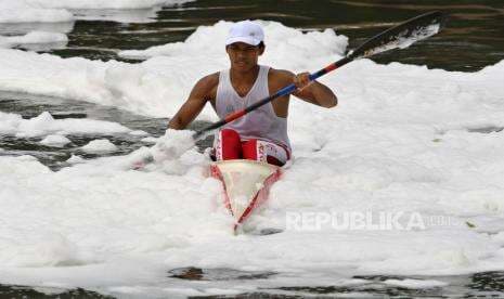 In Picture: Atlet Dayung DKI Berlatih di Sungai Penuh Busa Limbah