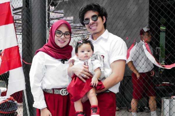 Gemasnya Baby Ameena Pakai Seragam SD Rayakan HUT ke-77 RI, Netizen: Gak Kuat Mau Unyel-Unyel! Gemasnya Baby Ameena Pakai Seragam SD Rayakan HUT ke-77 RI, Netizen: Gak Kuat Mau Unyel-Unyel!