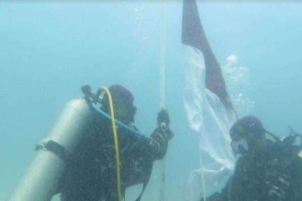 HUT ke-77 RI, Bakamla Kibarkan Bendera Merah Putih di Dasar Laut dan di Atas Gunung HUT ke-77 RI, Bakamla Kibarkan Bendera Merah Putih di Dasar Laut dan di Atas Gunung