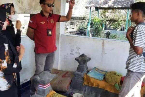Viral! Remaja 16 Tahun Ini Tidur di Samping Makam Ayahnya, Netizen: Nangis Banget Aku Viral! Remaja 16 Tahun Ini Tidur di Samping Makam Ayahnya, Netizen: Nangis Banget Aku
