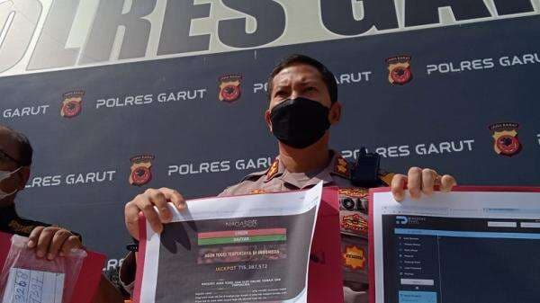 Judi Online Naga 303 Dibongkar Polres Garut, Pelaku Raup Rp500.000 per Hari Judi Online Naga 303 Dibongkar Polres Garut, Pelaku Raup Rp500.000 per Hari
