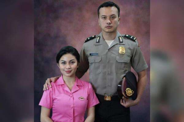 Potret Ariel Tatum dan Nicholas Saputra Tampil Serasi Pakai Outfit Polisi, Netizen Baper Potret Ariel Tatum dan Nicholas Saputra Tampil Serasi Pakai Outfit Polisi, Netizen Baper