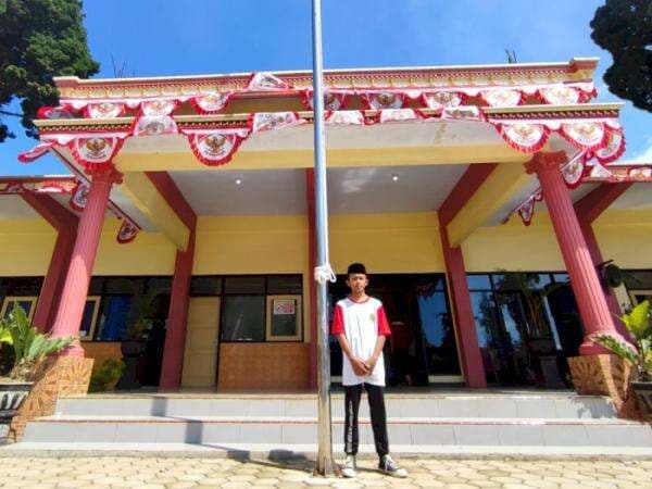 Viral Siswa SMP Ponorogo Panjat Tiang Bendera Saat Upacara HUT RI, Begini Kronologinya Viral Siswa SMP Ponorogo Panjat Tiang Bendera Saat Upacara HUT RI, Begini Kronologinya