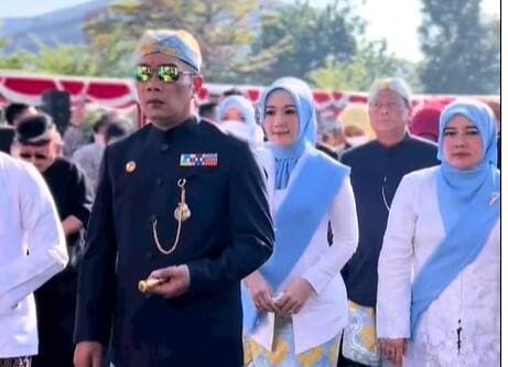 Atalia Praratya dan Ridwan Kamil Tampil Serasi Pakai Batik Couple di HUT ke-77 Jawa Barat, Netizen: Keren! Atalia Praratya dan Ridwan Kamil Tampil Serasi Pakai Batik Couple di HUT ke-77 Jawa Barat, Netizen: Keren!