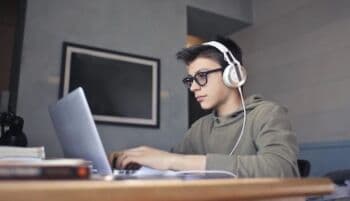Survei: Siswa yang Belajar Sambil Mendengarkan Musik, Punya IPK Lebih Tinggi