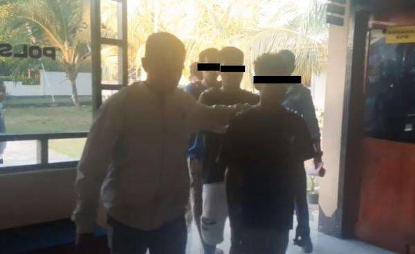 Bejat, Pelajar Ini Ajak 2 Pria Beristri Perkosa Pacarnya saat Mabuk Miras Bejat, Pelajar Ini Ajak 2 Pria Beristri Perkosa Pacarnya saat Mabuk Miras