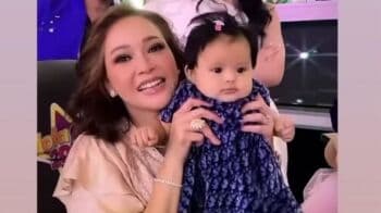 Dipangku Maia Estianty, Baby Ameena Gemas Pakai Dress yang Harganya Bikin Netizen Menjerit! Dipangku Maia Estianty, Baby Ameena Gemas Pakai Dress yang Harganya Bikin Netizen Menjerit!