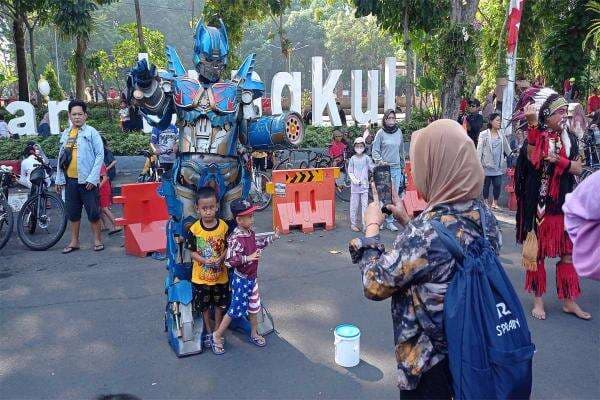 Suka Duka Cosplayer, Bawa Kostum Pakai Motor Hingga Hibur Pengunjung CFD Suka Duka Cosplayer, Bawa Kostum Pakai Motor Hingga Hibur Pengunjung CFD