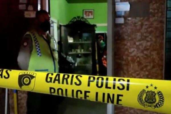 4 Hari Tak Keluar Rumah, Bujang Tua Ditemukan Tak Bernyawa di Atas Tempat Tidur 4 Hari Tak Keluar Rumah, Bujang Tua Ditemukan Tak Bernyawa di Atas Tempat Tidur