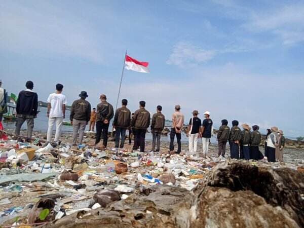 Kritik Pemerintah, Mahasiswa Pandeglang Gelar Upacara di Atas Tumpukan Sampah