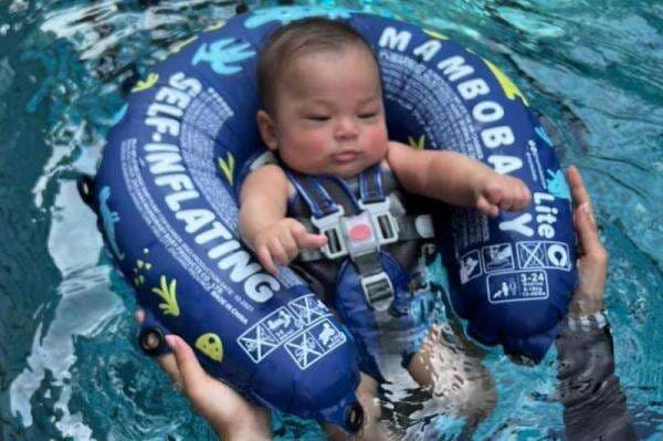 Momen Pertama Anak Nikita Willy Berenang di Rumah, Netizen: Izz Ganteng Banget Momen Pertama Anak Nikita Willy Berenang di Rumah, Netizen: Izz Ganteng Banget
