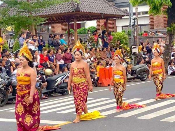 Sering Dikira Parade Biasa, Ini Makna Tradisi Mepeed Bali yang Cuma Ada di Sukawati Sering Dikira Parade Biasa, Ini Makna Tradisi Mepeed Bali yang Cuma Ada di Sukawati
