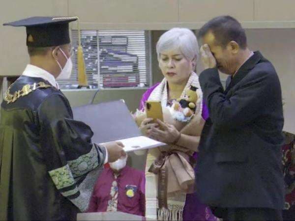 Ayah Mendiang Brigadir Yosua Tak Sanggup Tahan Tangis Hadiri Wisuda Putranya, IPK 3,28 Ayah Mendiang Brigadir Yosua Tak Sanggup Tahan Tangis Hadiri Wisuda Putranya, IPK 3,28