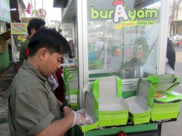 Keluarga Ini Bagikan Bubur Ayam Gratis Setiap Pagi, Sudah Berbagi 35 Ribu Porsi! Keluarga Ini Bagikan Bubur Ayam Gratis Setiap Pagi, Sudah Berbagi 35 Ribu Porsi!