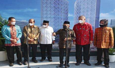 Wapres Resmikan Pemasangan Atap Menara Syariah PIK 2 Wapres Resmikan Pemasangan Atap Menara Syariah PIK 2