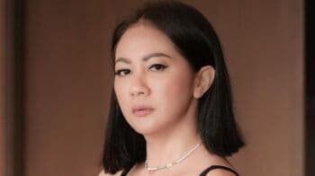 Cuma Pakai Bra, Gaya Tante Atien Main Biliar Bikin Netizen Gemetar! Cuma Pakai Bra, Gaya Tante Atien Main Biliar Bikin Netizen Gemetar!