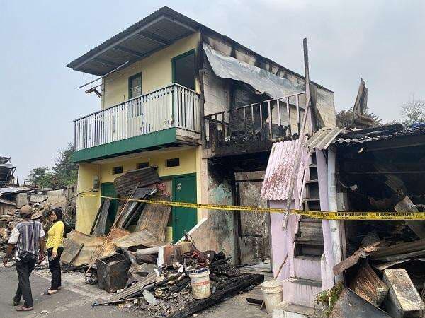 Warga Jelaskan Penyebab Warteg Viral di Simprug Golf 2 Tetap Utuh di Tengah Kebakaran Warga Jelaskan Penyebab Warteg Viral di Simprug Golf 2 Tetap Utuh di Tengah Kebakaran