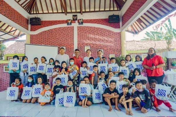 NS Trade System Salurkan Paket Alat Tulis untuk Solo Mengajar NS Trade System Salurkan Paket Alat Tulis untuk Solo Mengajar