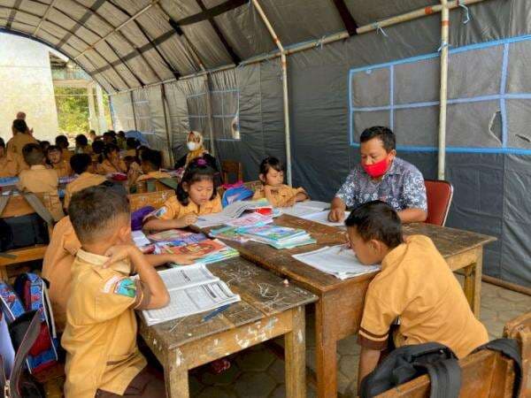 Ironi! Atap Kelas Roboh, Sekolah di Ponorogo Pakai Terpal, Kalau Siang Siswanya Kepanasan Ironi! Atap Kelas Roboh, Sekolah di Ponorogo Pakai Terpal, Kalau Siang Siswanya Kepanasan