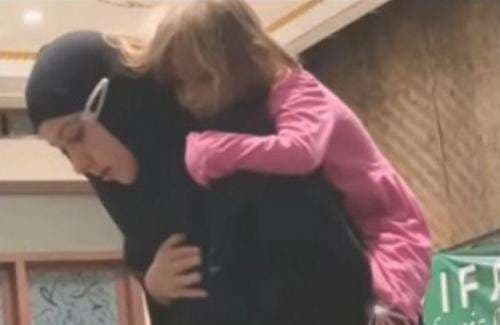 Viral Video Bule di Bali Shalat Sambil Gendong Anak, Begini Reaksi Netizen Viral Video Bule di Bali Shalat Sambil Gendong Anak, Begini Reaksi Netizen