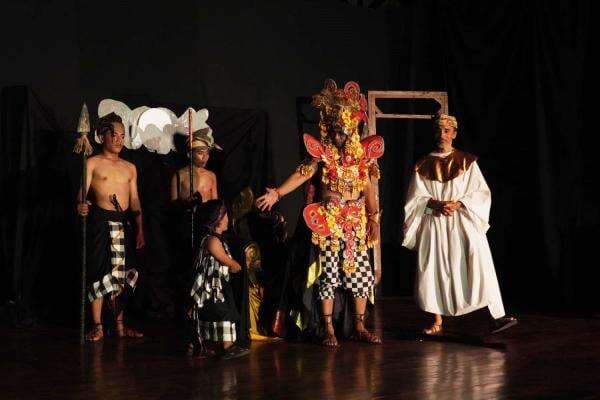 Usung Cerita Rakyat Bali, Teater Keliling Hibur Penikmat Seni di Lima Kota Usung Cerita Rakyat Bali, Teater Keliling Hibur Penikmat Seni di Lima Kota