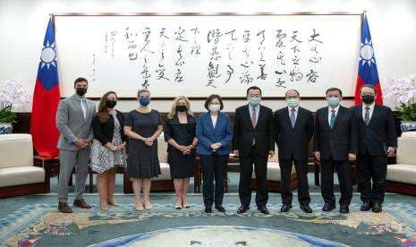 China Gelar Pasukan Saat Kunjungan Senator AS Kunjungi Taiwan