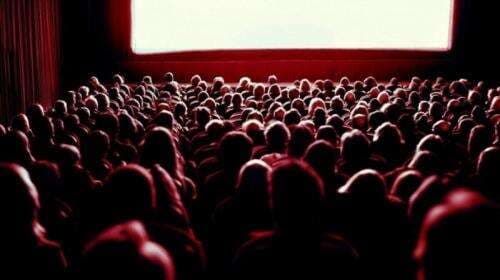 Viral Penonton Bioskop Naikkan Kaki ke Kursi, Netizen: Gak Punya Tata Krama