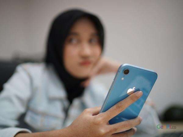 Bahaya Sering Chatting, Bisa Kena Sindrom Smartphone Pinky Bahaya Sering Chatting, Bisa Kena Sindrom Smartphone Pinky