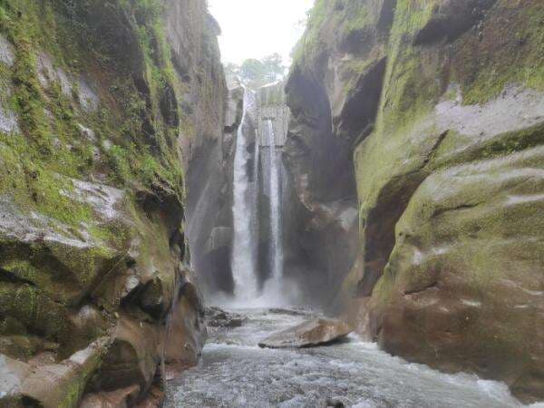 Je’neberang, Air Terjun Paling Bahaya di Indonesia, Lokasinya Dihimpit Tebing Menakutkan! Je’neberang, Air Terjun Paling Bahaya di Indonesia, Lokasinya Dihimpit Tebing Menakutkan!