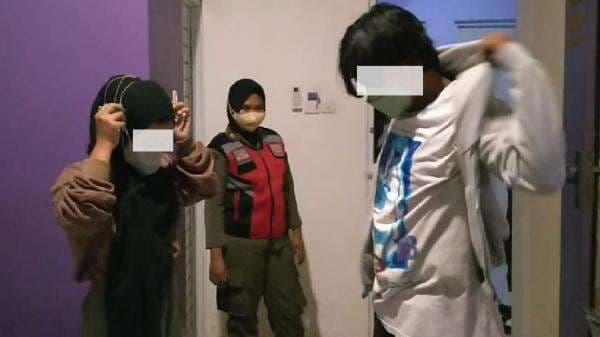 Asyik Indehoi di Kamar Kos, Puluhan Pasangan Mesum Digerebek Satpol PP Cirebon Asyik Indehoi di Kamar Kos, Puluhan Pasangan Mesum Digerebek Satpol PP Cirebon