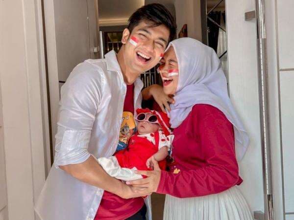 Duh, Cara Teuku Ryan Gendong Baby Moana Pas Ngemall Bikin Ngeri: Kasihan Tulang Belum Kuat Duh, Cara Teuku Ryan Gendong Baby Moana Pas Ngemall Bikin Ngeri: Kasihan Tulang Belum Kuat