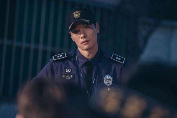 Intip Pesona Kim Dong Won, Sipir Tampan yang Mencuri Perhatian dalam Drama Big Mouth Intip Pesona Kim Dong Won, Sipir Tampan yang Mencuri Perhatian dalam Drama Big Mouth