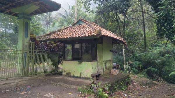 Objek Wisata Curug Sawer Tak Terurus dan Memprihatinkan, Akses Jalan Masuk Rusak Objek Wisata Curug Sawer Tak Terurus dan Memprihatinkan, Akses Jalan Masuk Rusak