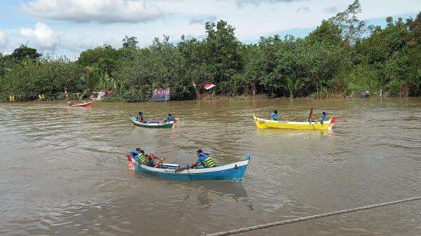 Unik, Lomba Perahu Dayung Tradisional di Belitung Timur Gunakan Kaki untuk Mendayung Unik, Lomba Perahu Dayung Tradisional di Belitung Timur Gunakan Kaki untuk Mendayung