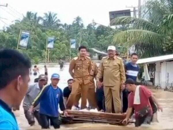 Viral Bupati Bengkulu Utara &#39;Diarak&#39; Bak Raja saat Tinjau Banjir, Publik Geram: Beban!