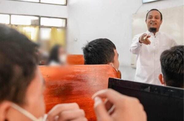 Gubernur Sulsel Sidak SMA di Tana Toraja, Begini Aksinya di Depan Pelajar