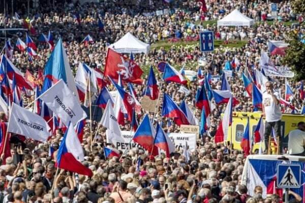 Protes Massal Anti-Pemerintah Guncang Praha